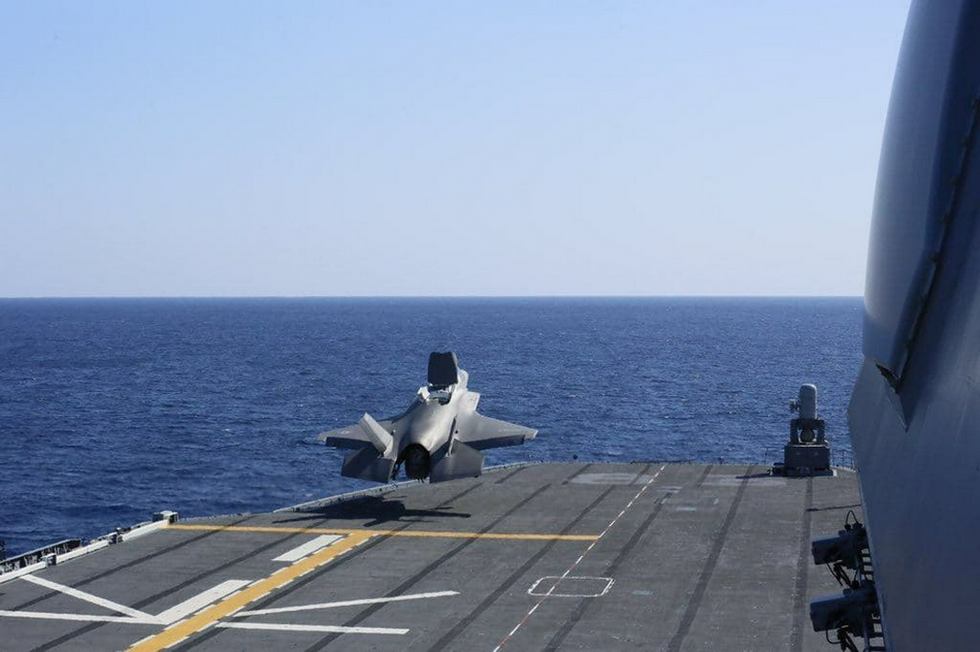 日本"出云"号航母首次进行了f-35b隐身战机的短距滑跑起飞,在推力
