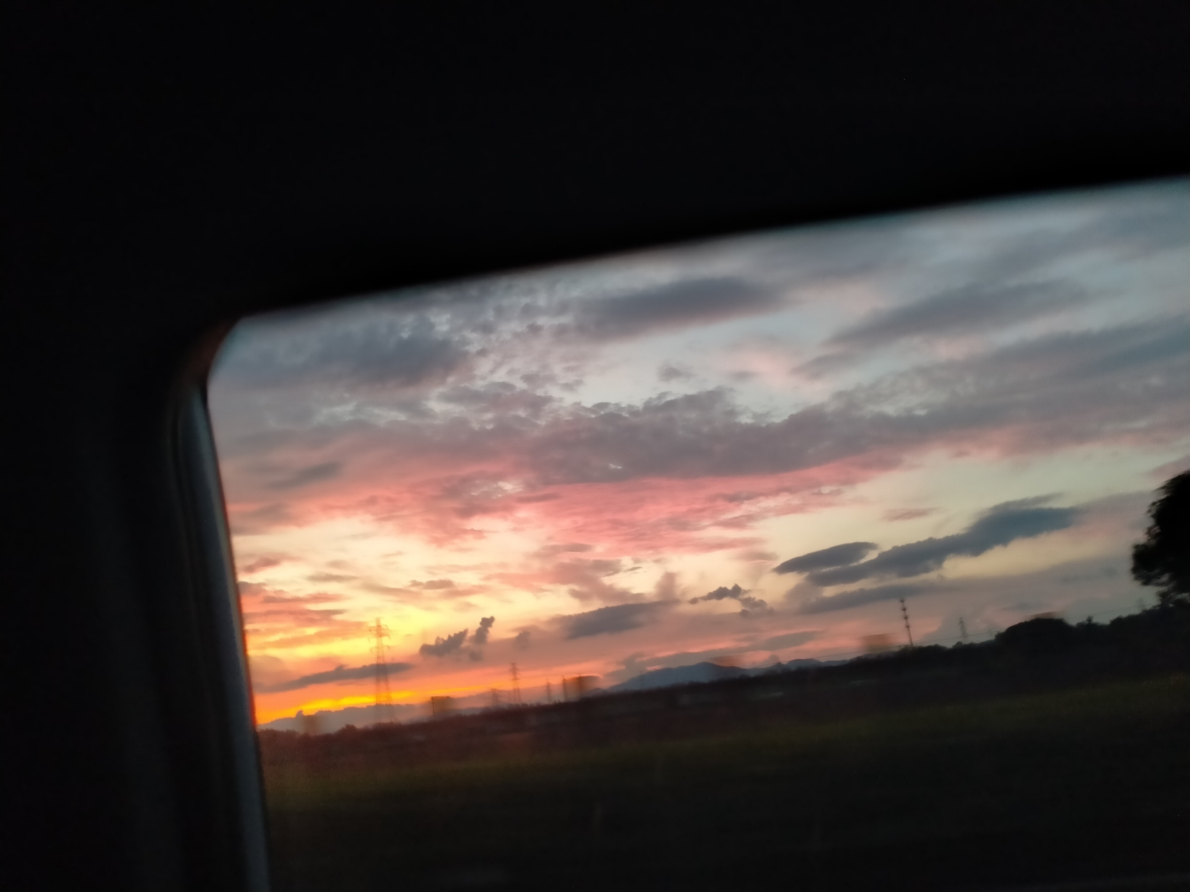 车外的夕阳如电影一样在车窗里循环