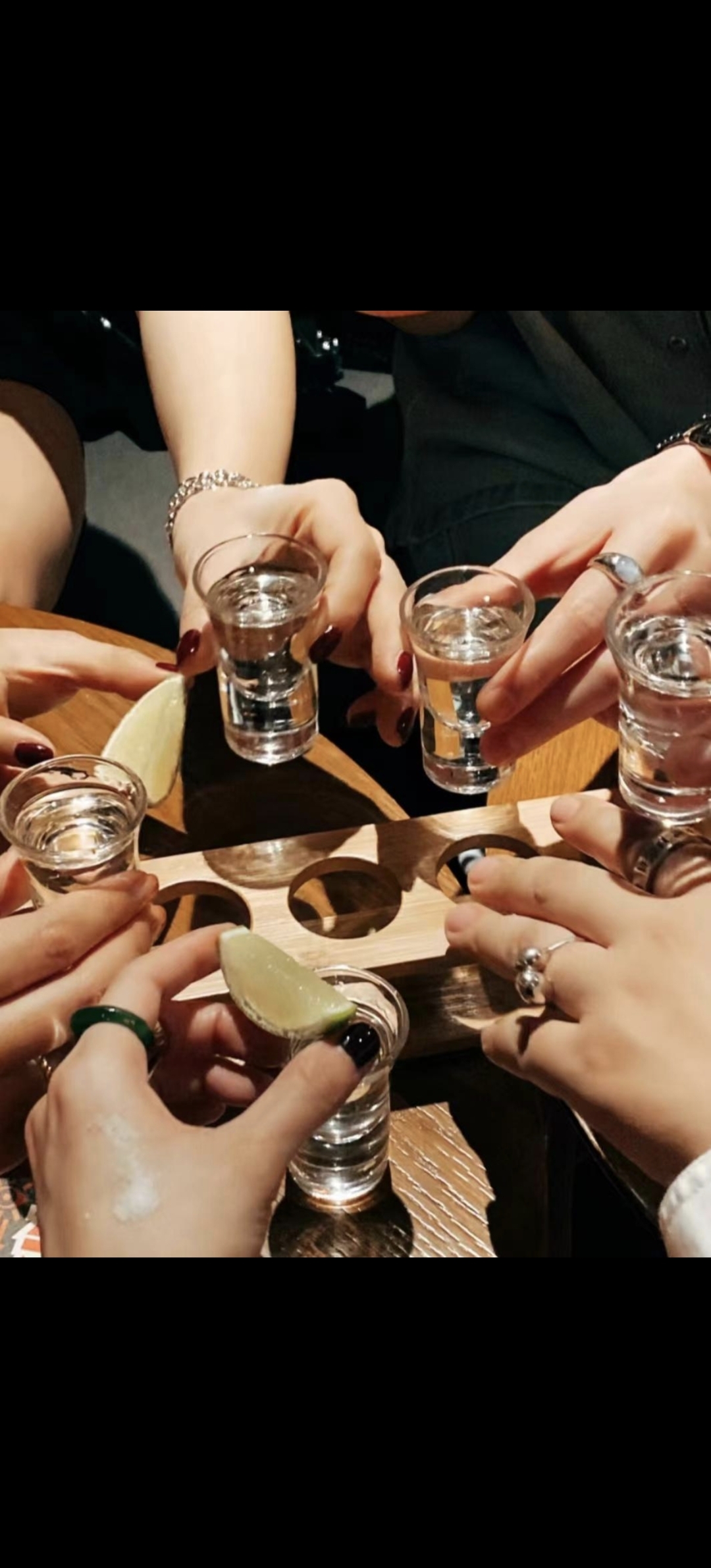 女人喝酒微醺中显柔情,酒香浓烈醉心田, 醉眼朦胧看世间