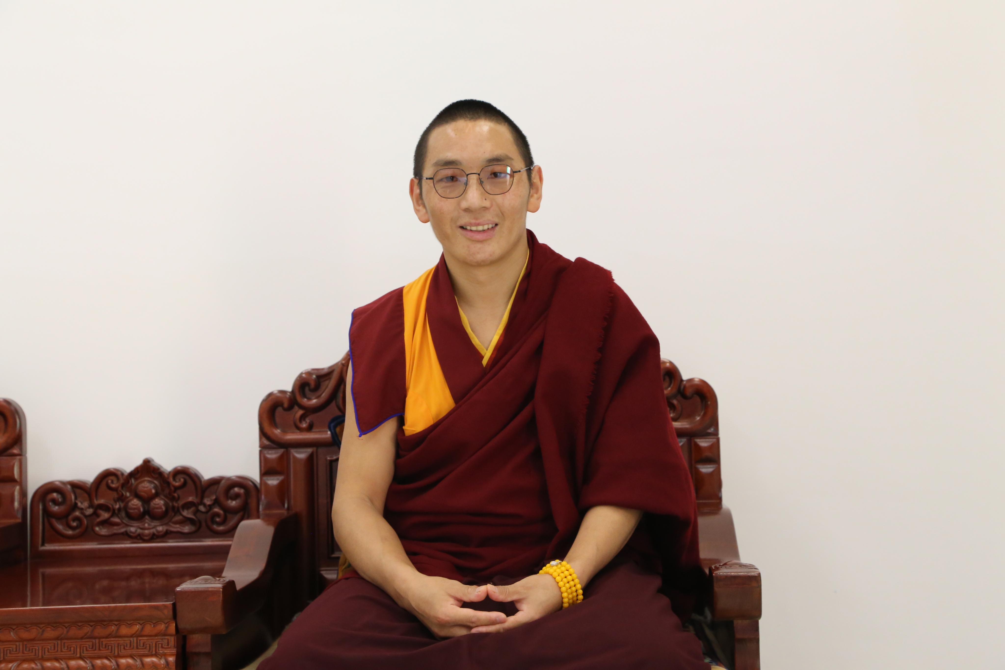 罗周甲麦 1990 年出生于四川省阿坝州阿坝县,8 岁出家,进入郎依寺学习