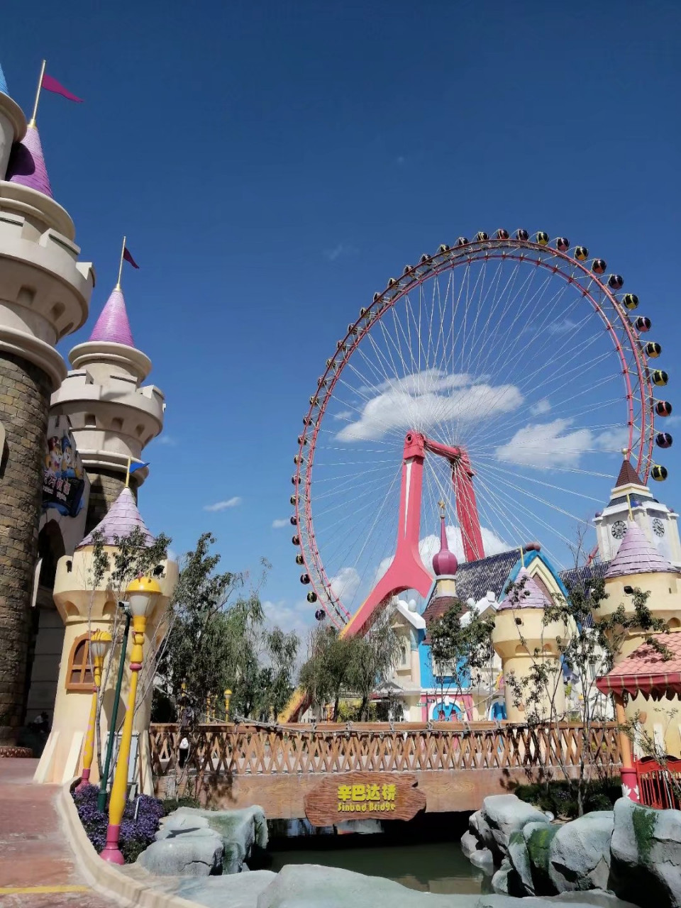 风光摄影# 西宁童梦乐园,碧绿蓝天,吃喝玩乐一体化,是休闲娱乐,带