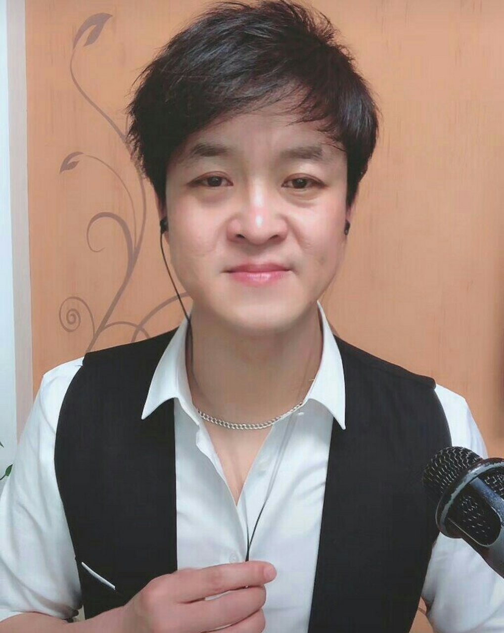 中国著名男歌手,男明星,男网红孟华健!