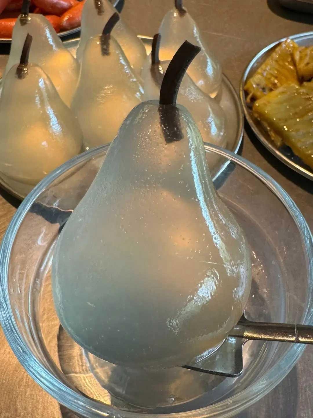 这个有点意思,晶莹剔透的,好看但不知道好不好吃?这是用凉粉做的吗?