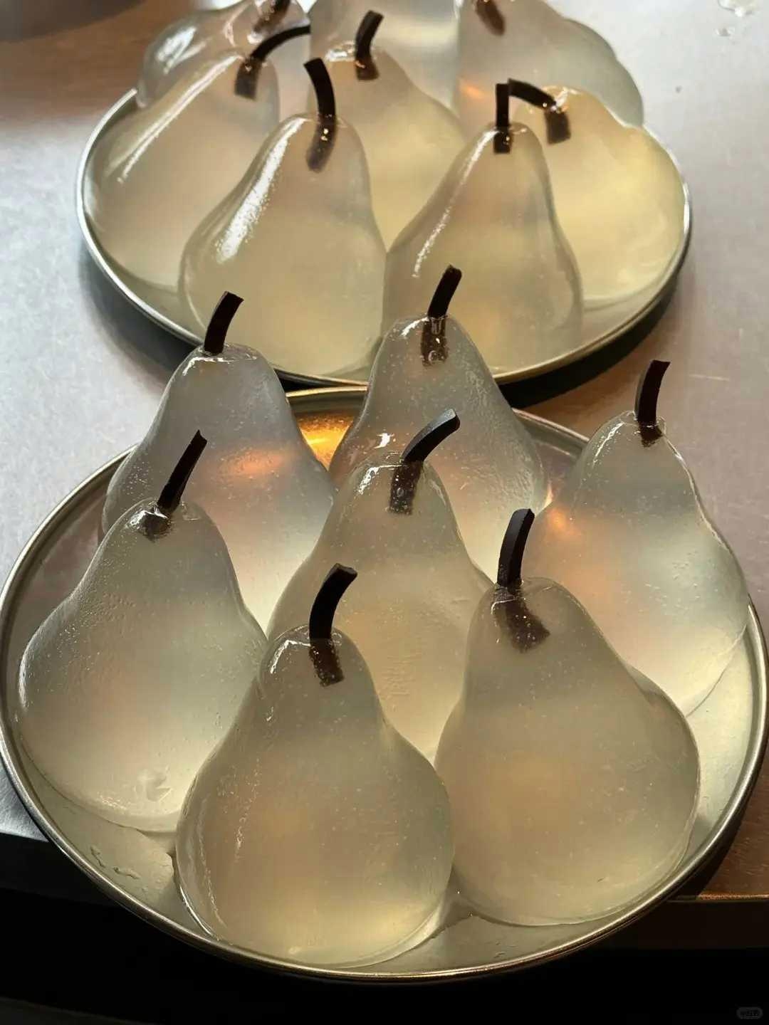 这个有点意思,晶莹剔透的,好看但不知道好不好吃?这是用凉粉做的吗?