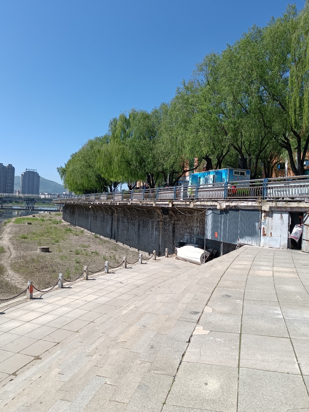 人们的生活要过的有滋有味,像花一样那么鲜艳,那么