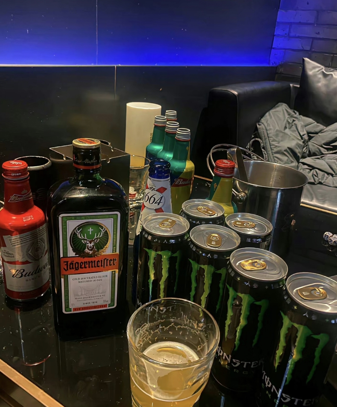 桌子上的酒还没喝完,该走的人没走,不该走的人又走了,难道是酒不好喝