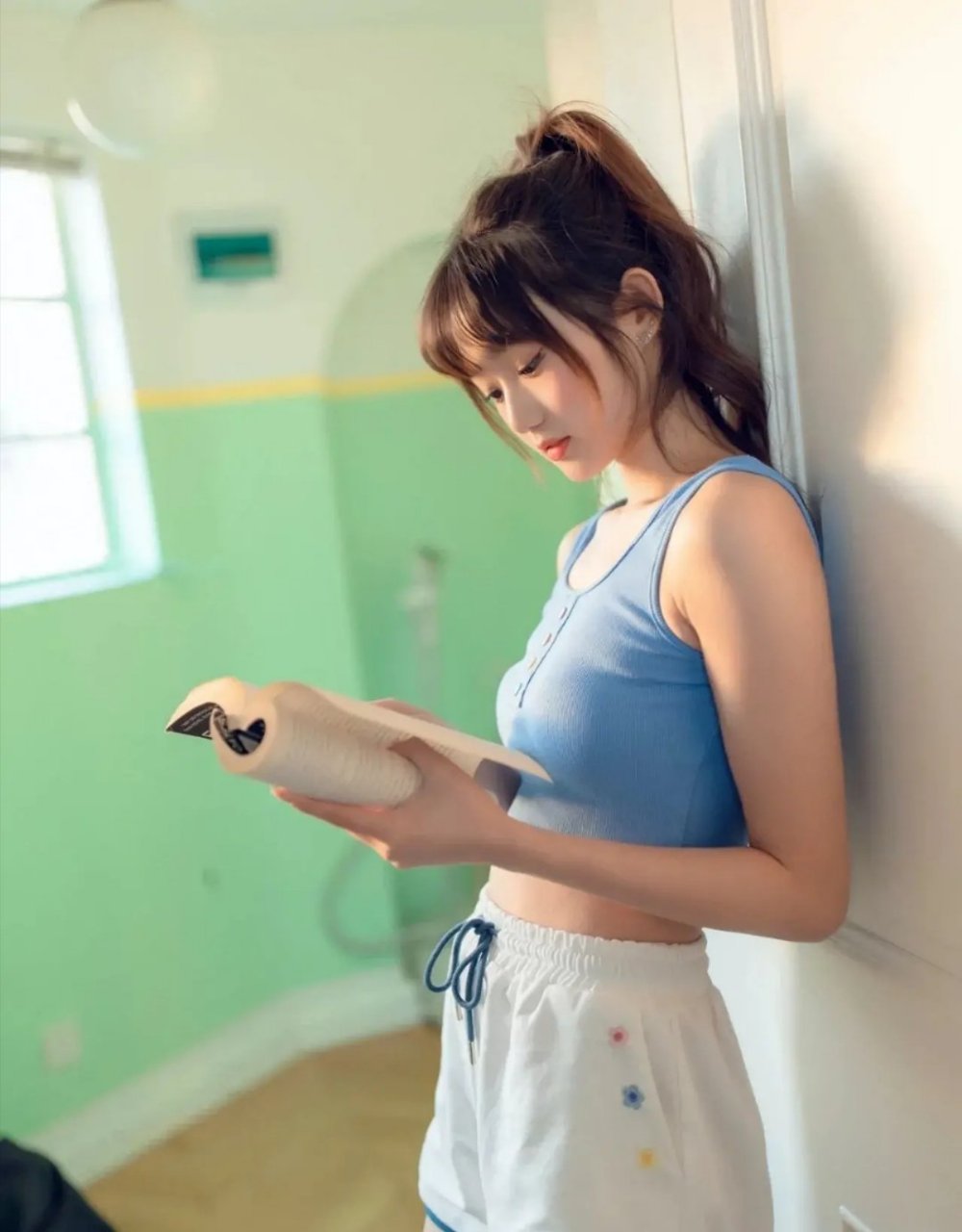 新一代的晶女郎秋意浓不仅颜值高,身材也是十分火辣.