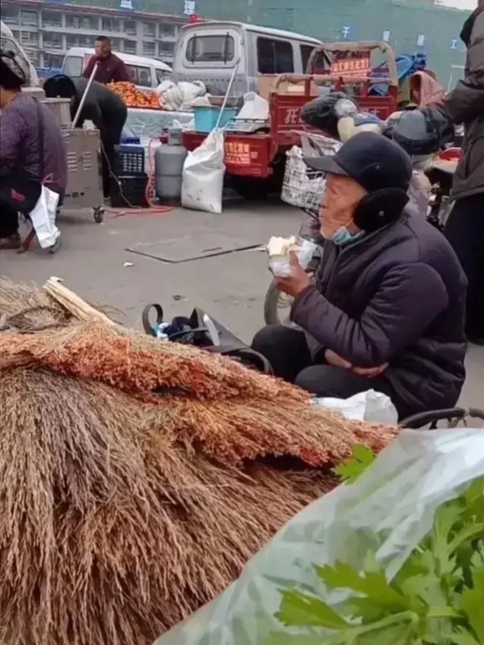 一位花甲老人,在寒冷的冬天走十幾裡趕集,賣自己手編的掃帚,可是半天