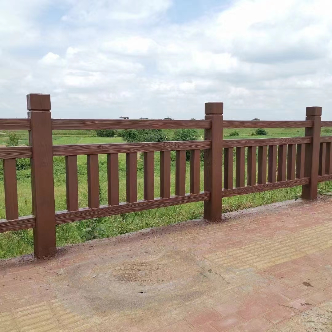 池塘边看上像木头一样纹理栏杆,实际上是水泥材质的栏杆,坚固耐用的