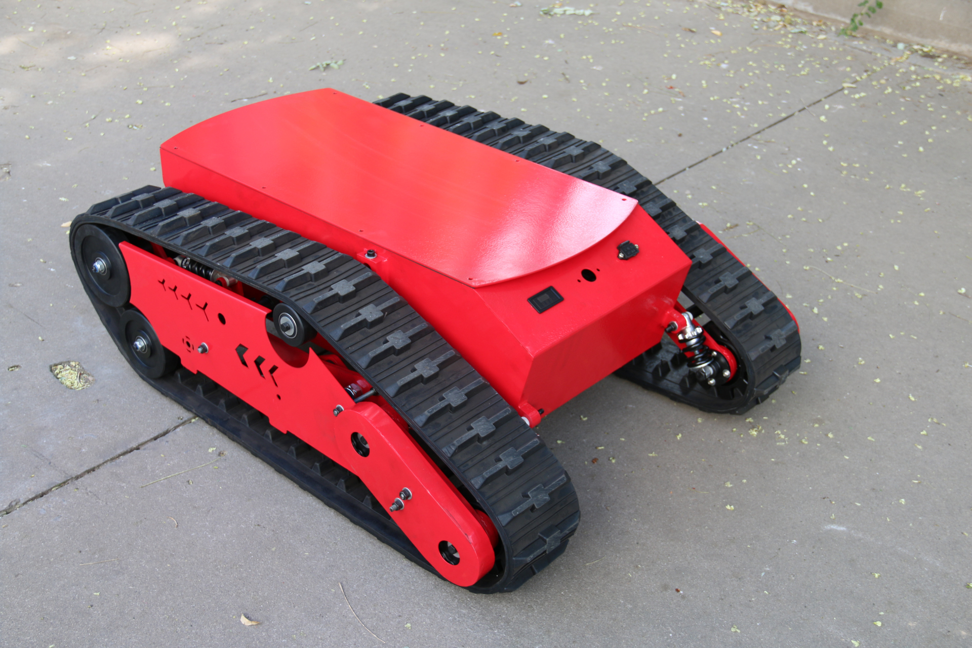 今天,我体验了一个超酷的履带底盘机器人.