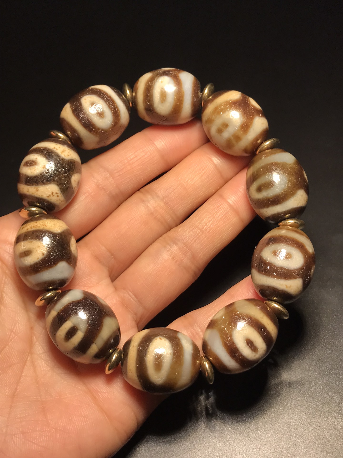 牙黄包浆老玛瑙达洛虎牙三眼天珠手串 油润老气满风化   寓意:财富之