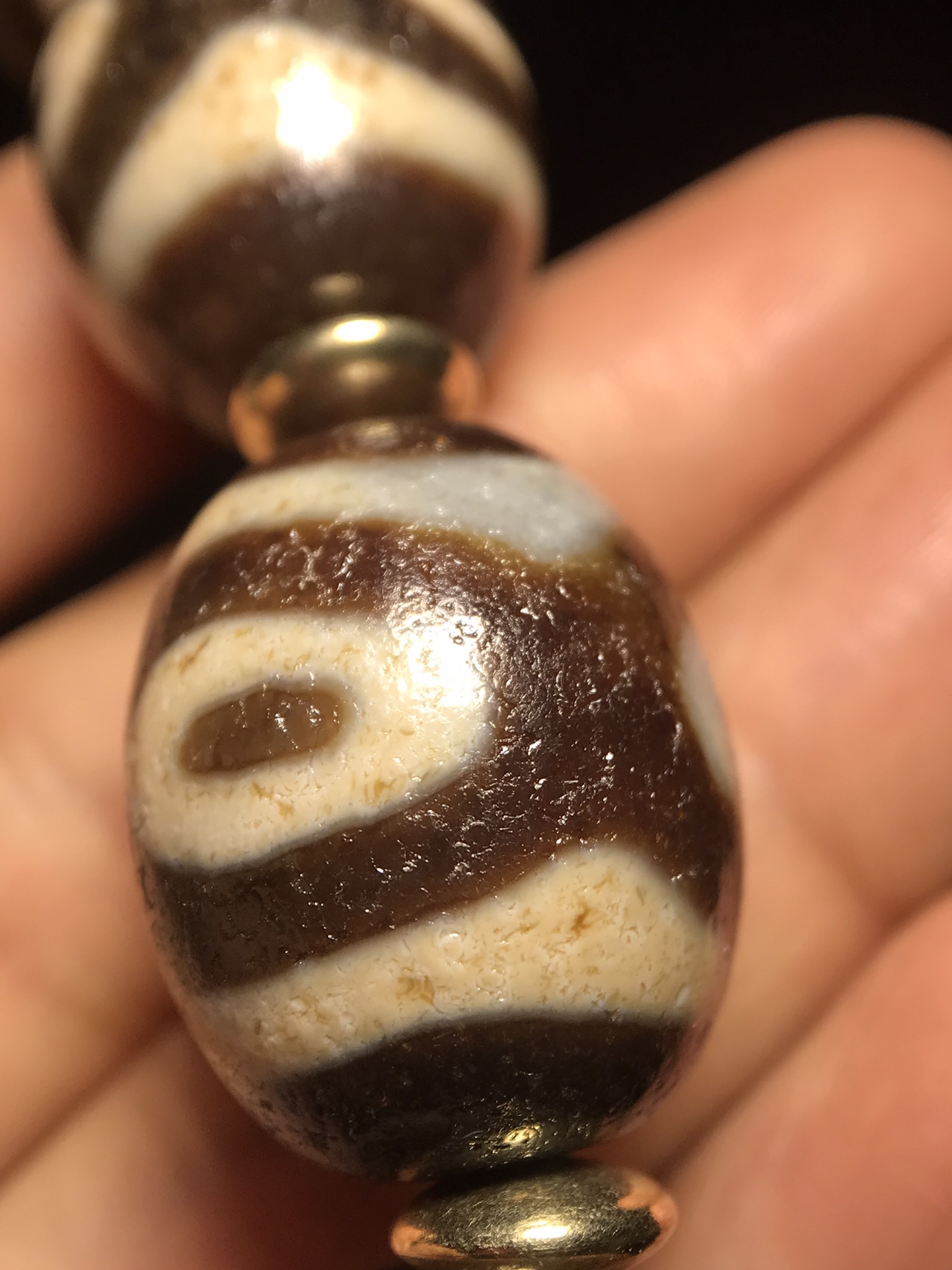 牙黄包浆老玛瑙达洛虎牙三眼天珠手串 油润老气满风化   寓意:财富之