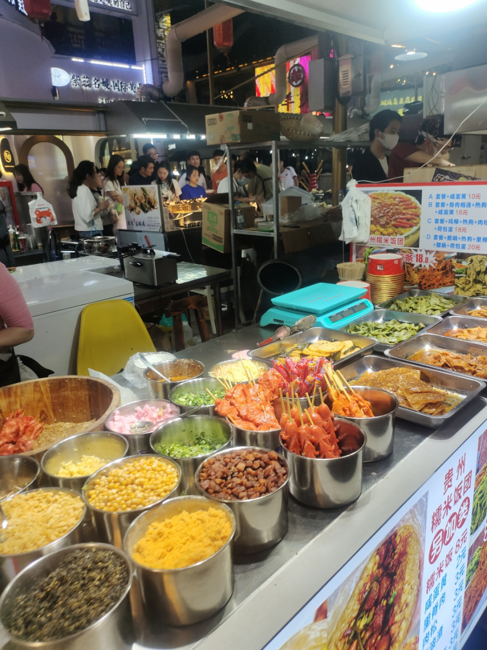 慈溪浒山上林坊美食一条街夜市,人声鼎沸好热闹.