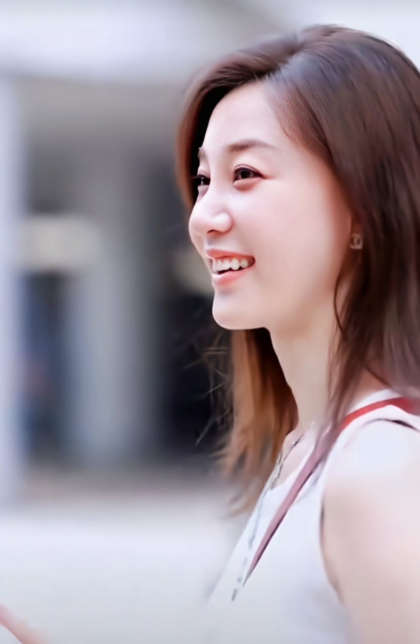 阳光漂亮的车模张芮儿