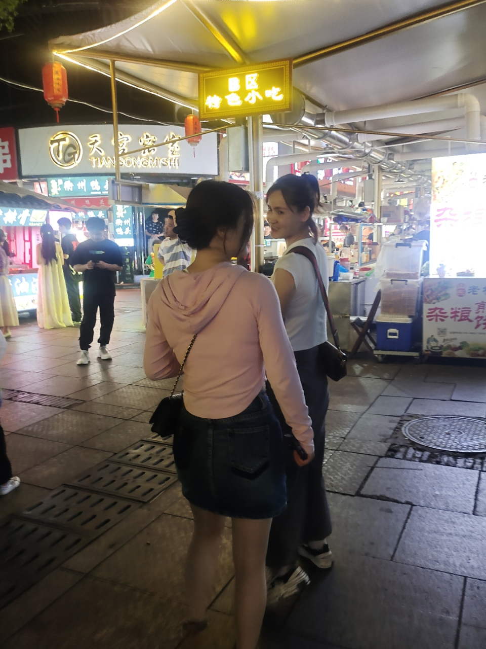 慈溪浒山上林坊美食一条街夜市,人声鼎沸好热闹.
