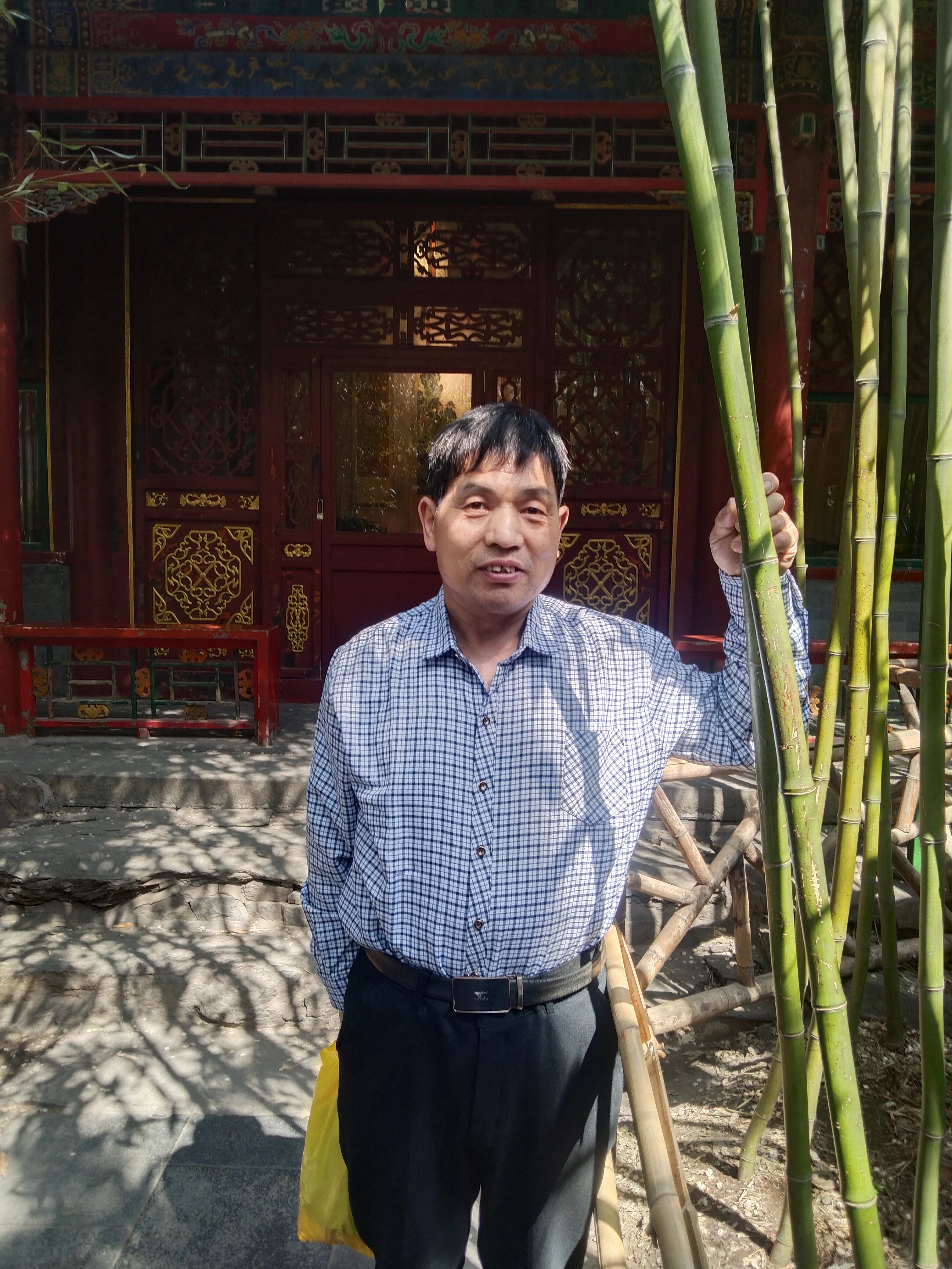 他的短发稀疏却精神,自然的微笑流露出内心的平和与自信