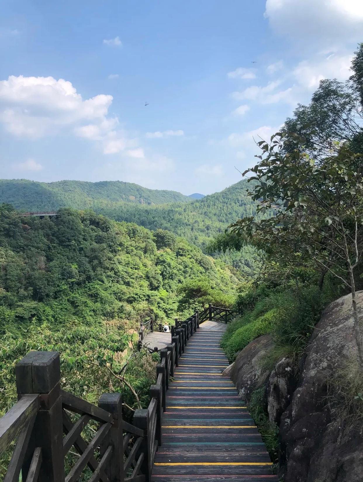 白云轻舞,大山峰若隐若现.每一步,皆是风景,心旷神怡