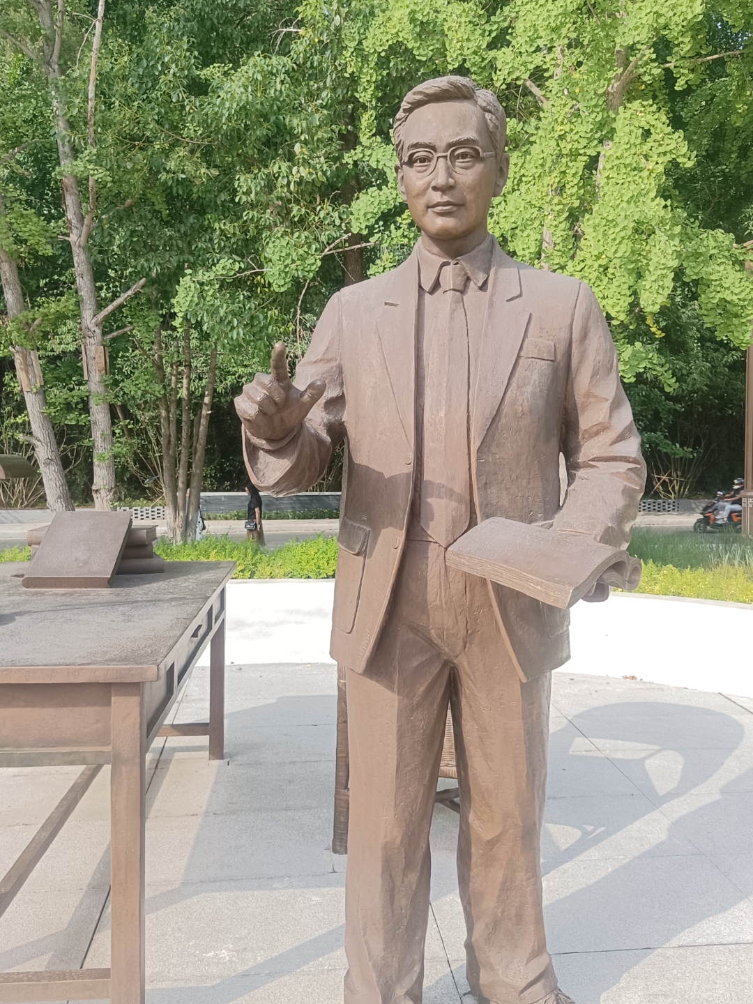 大力弘扬"两弹一星"精神,改革创新精神,坚定不移走