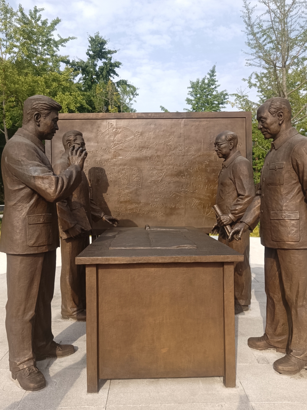 大力弘扬"两弹一星"精神,改革创新精神,坚定不移走