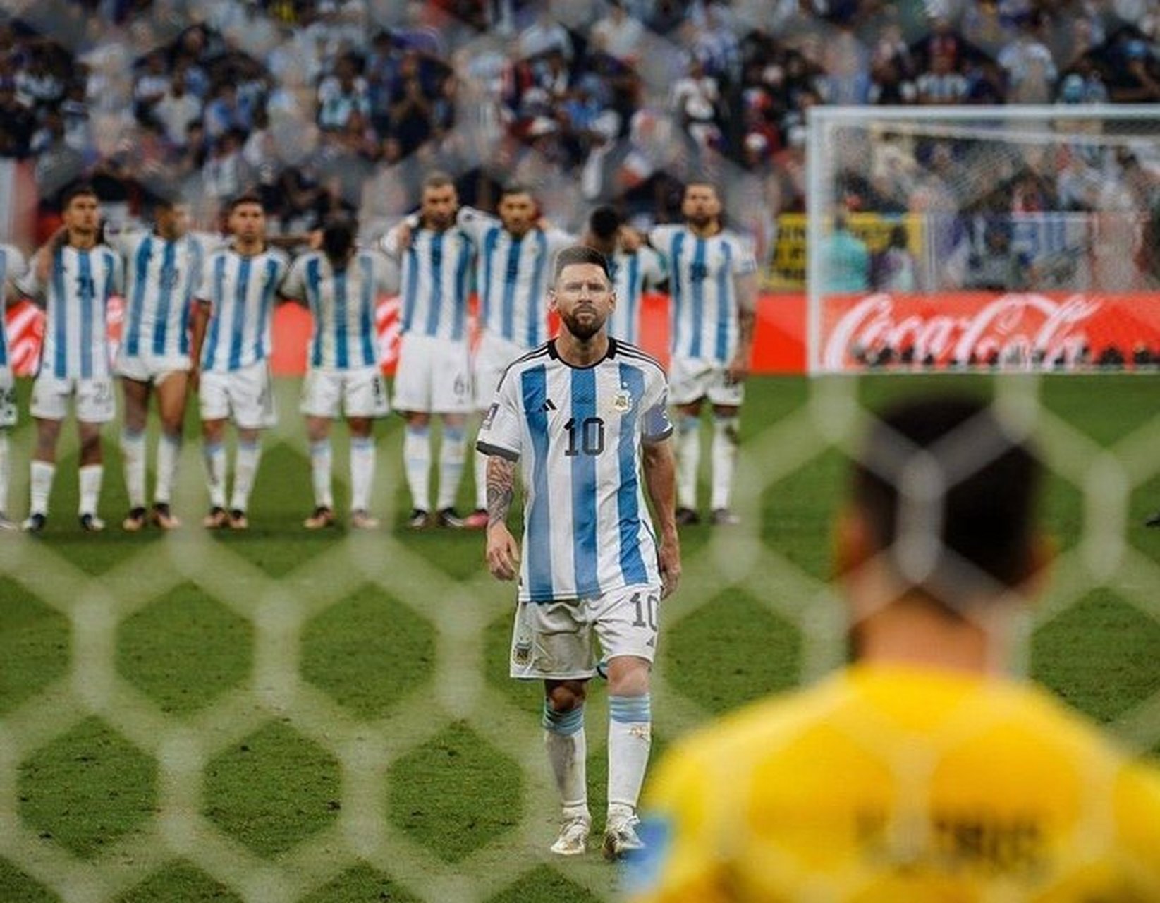 世界杯决赛,梅西第一个走向了点球点,你看他的神情,充满了必胜的信心