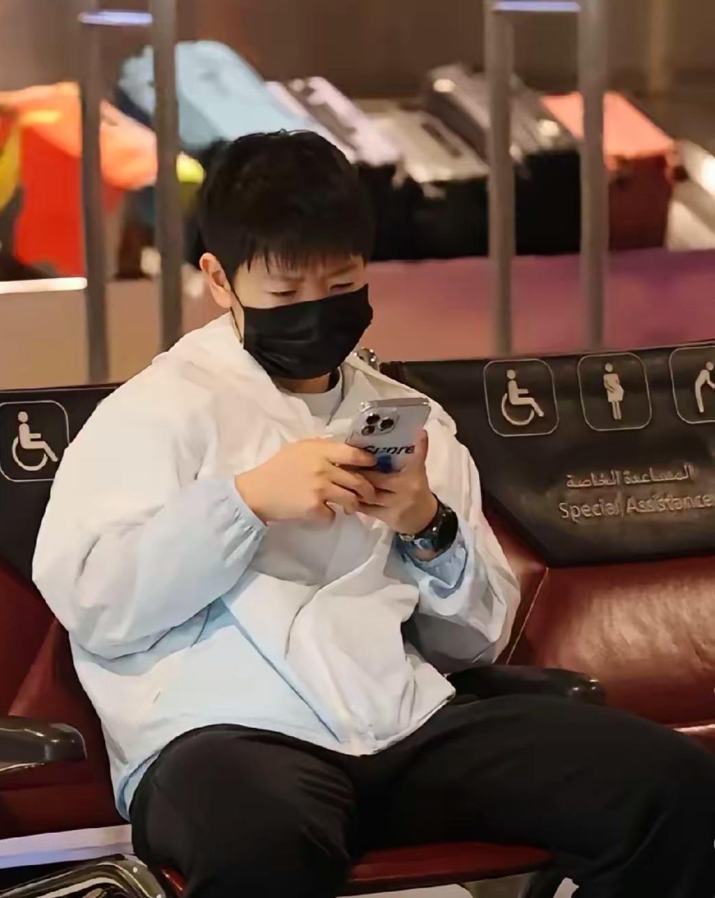 坐在多哈的 bench 上