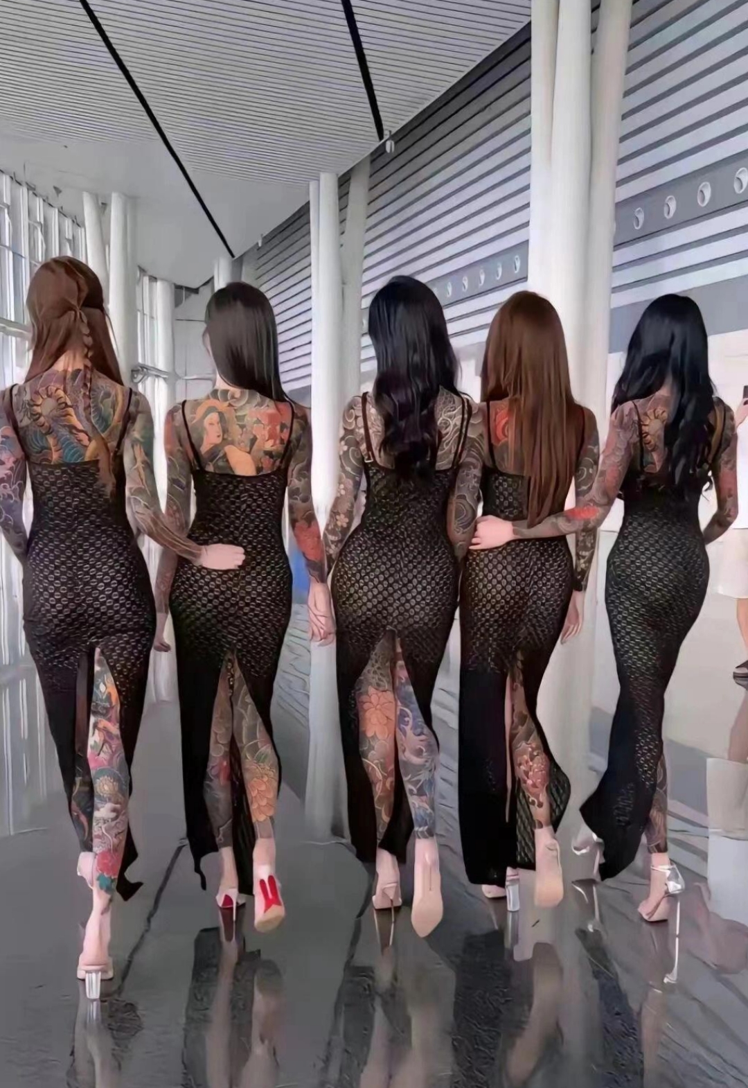 瞧瞧这几位美女,原本那肌肤雪白光洁,可愣是纹上了大面积的图案纹身.