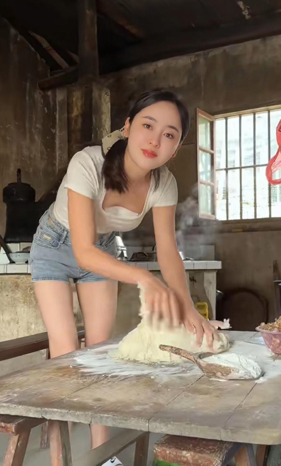 这便是我邻居家那位姿容秀美的小嫂子,邻居大哥为谋生计常年在外奔波