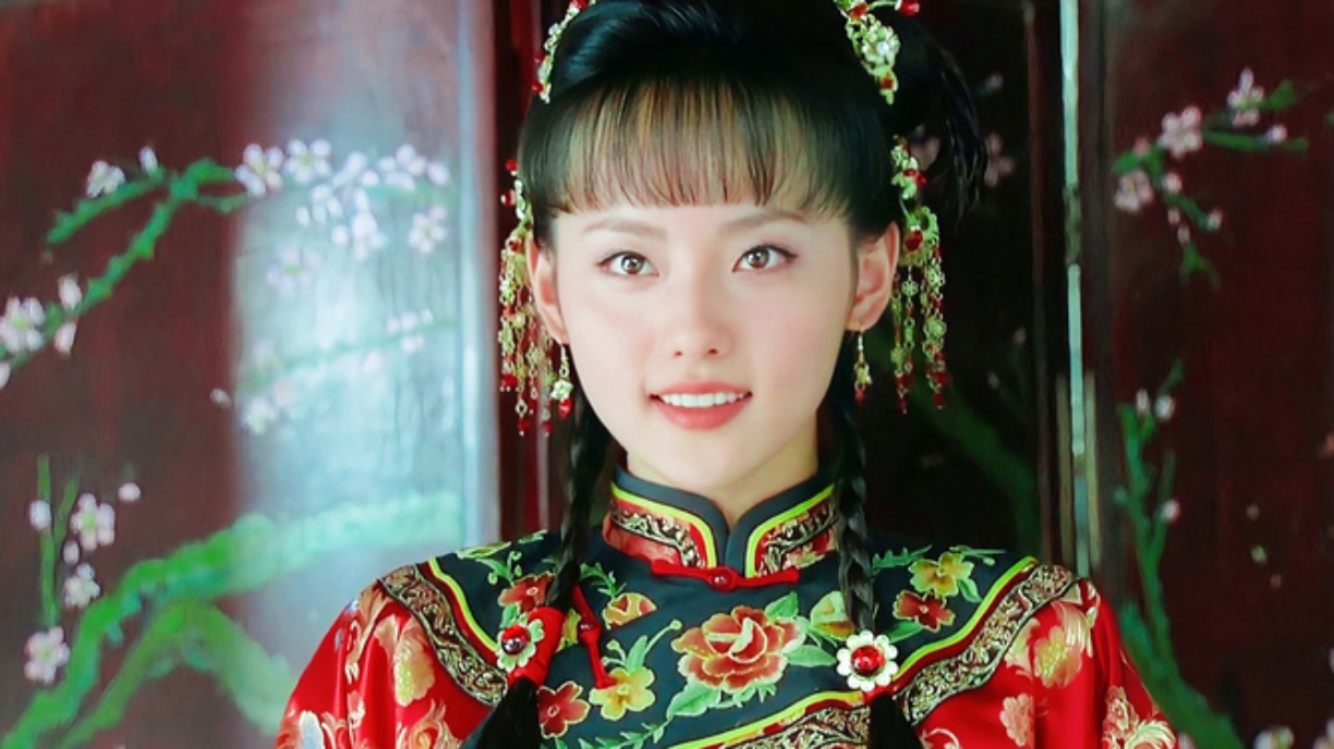 瓜子脸,丹凤眼.古装是一等一的美女.有人说她没有杨颖美,我不觉得.