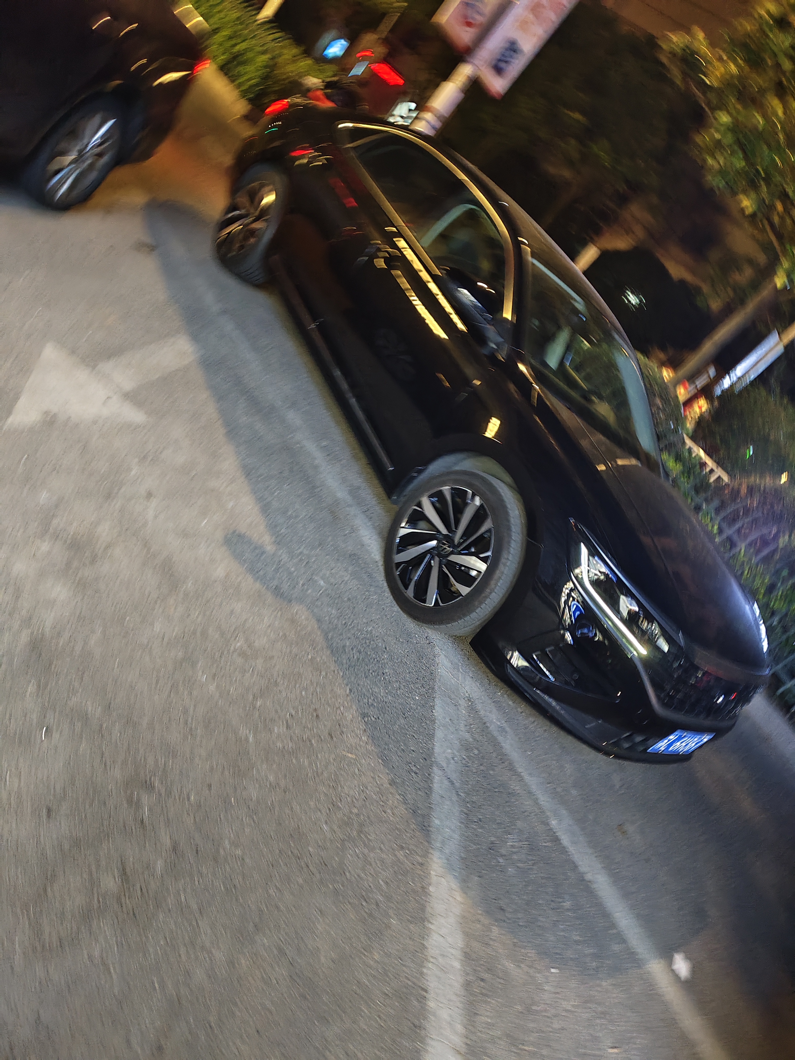 夜色中的街角,一辆黑车静静停着,仿佛在等待着什么.