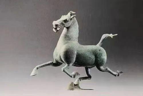 《马踏飞燕》】  甘肃省博物馆收藏的"马踏飞燕"是一件充满传奇色彩的