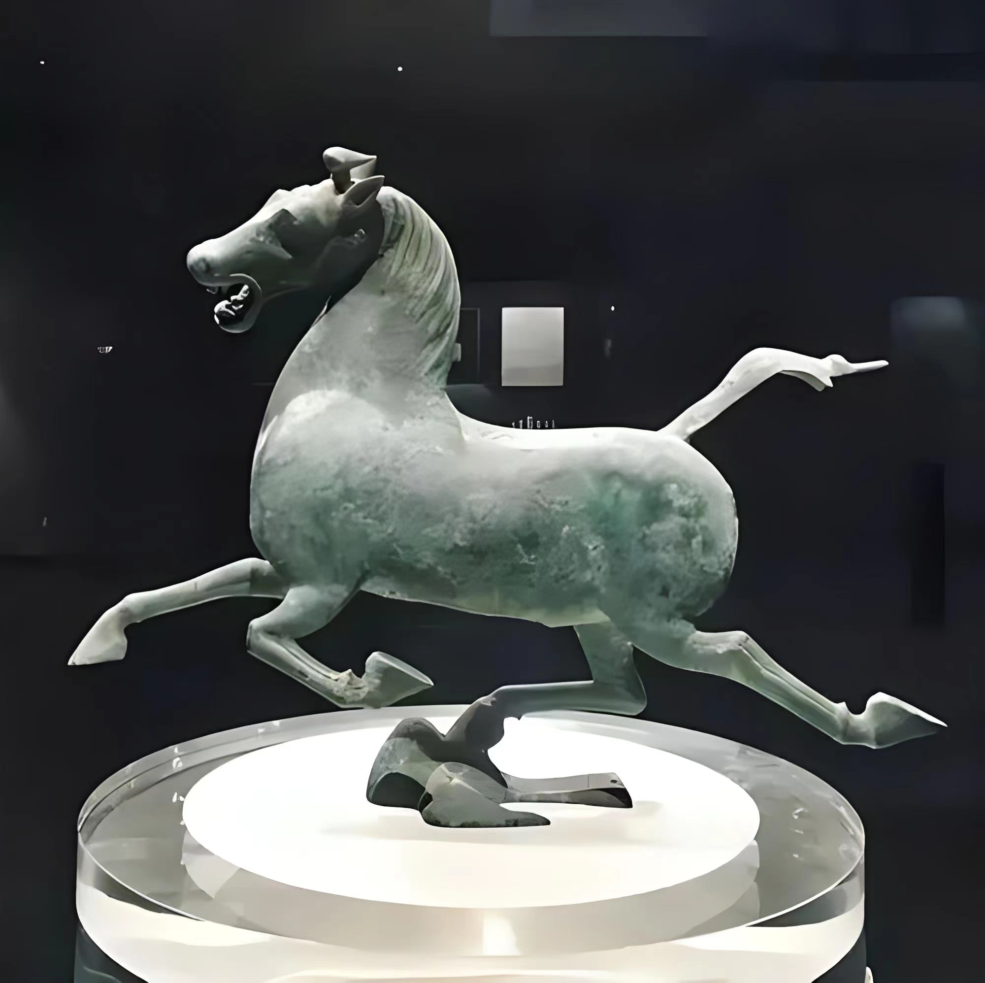 《马踏飞燕》】  甘肃省博物馆收藏的"马踏飞燕"是一件充满传奇色彩的