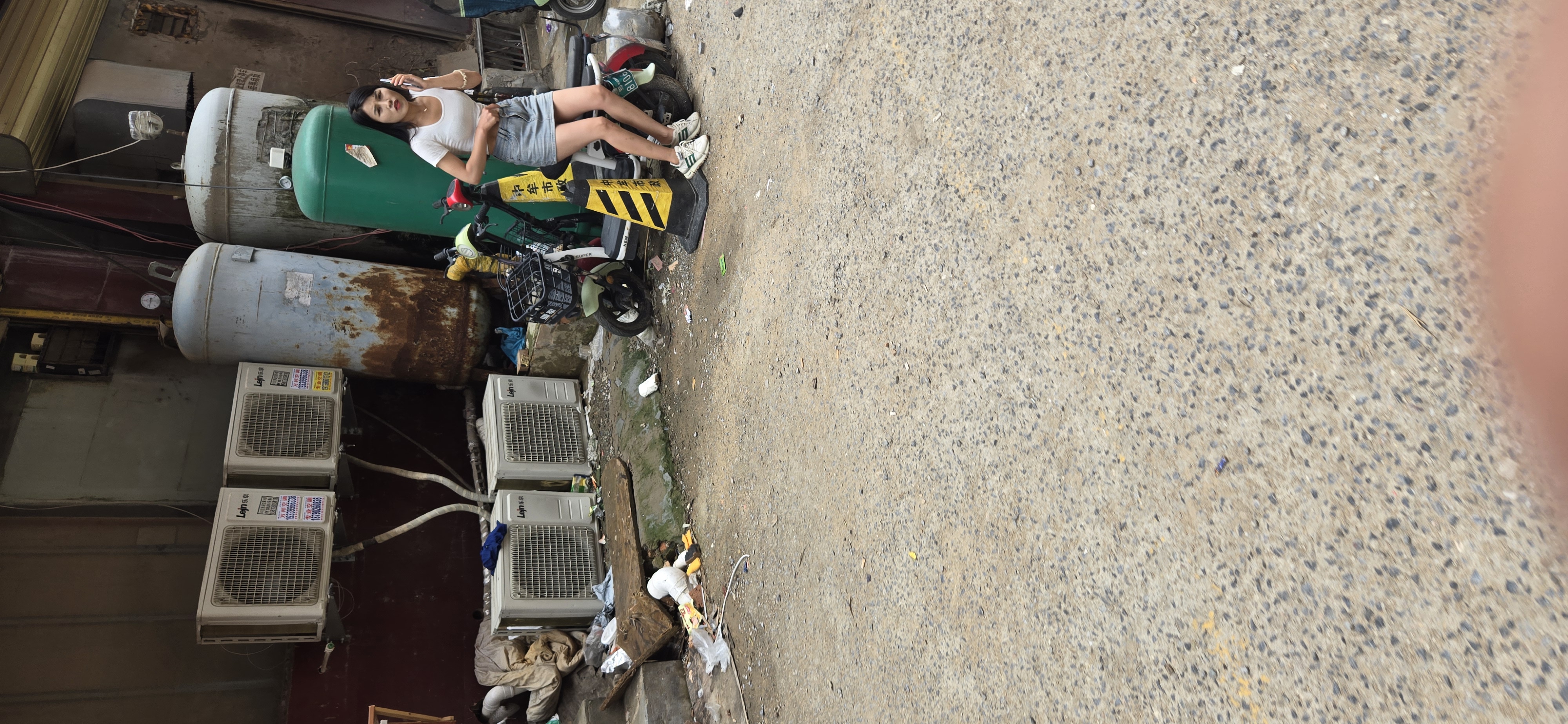 郑州某小区街头,按摩女街头揽客,开口就要100块,这几分钟功夫挣得也