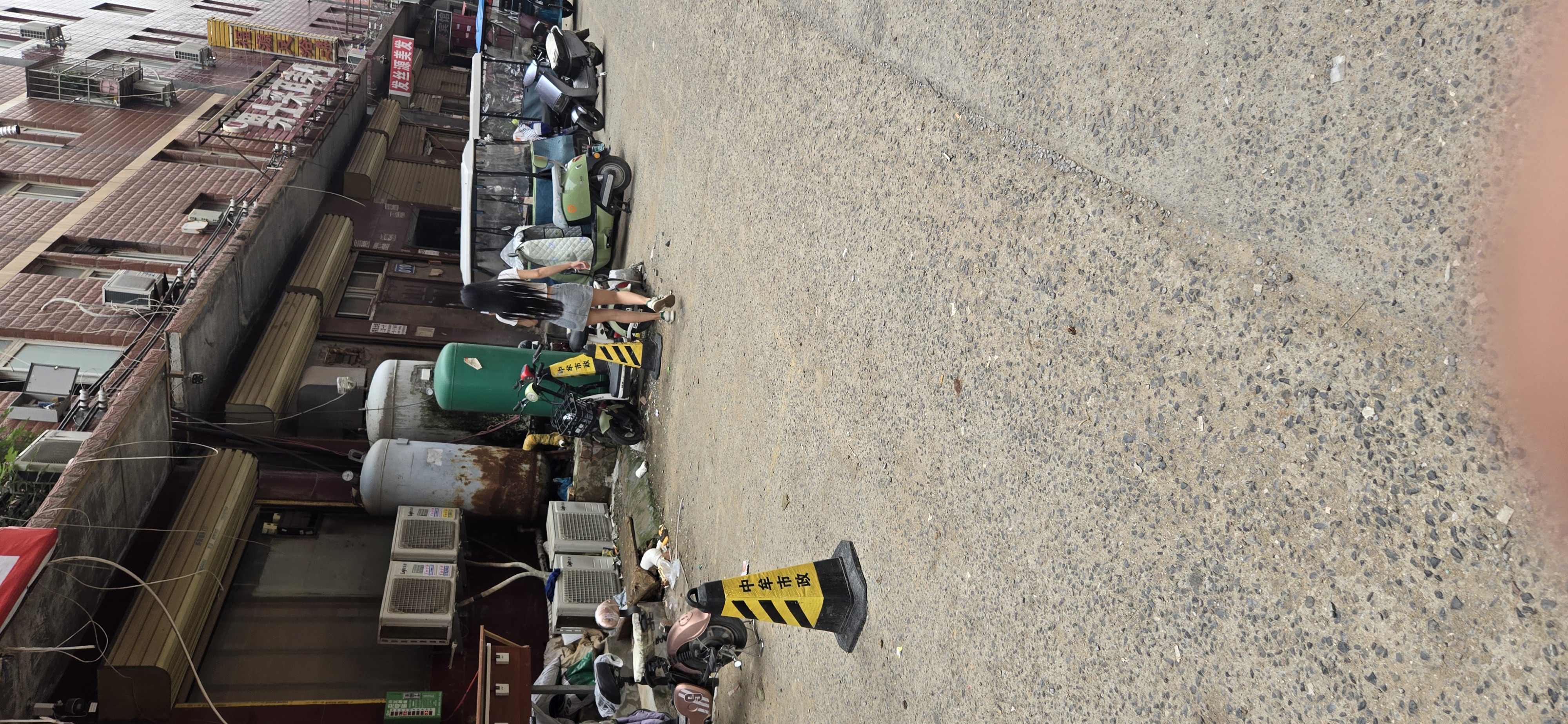 郑州某小区街头,按摩女街头揽客,开口就要100块,这几分钟功夫挣得也