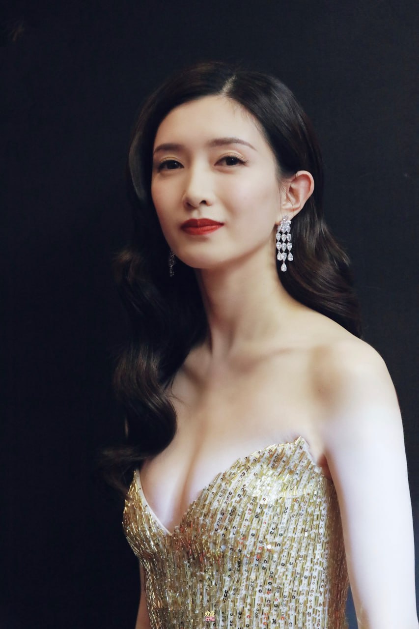 江疏影,低胸裙遮不住好身材,酥胸半露,雪白丰满,事业线此起彼伏,肌肤