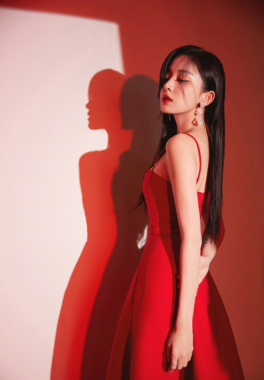 古力娜扎穿红色低胸吊带裙大秀性感身材,美爆了[色][色][色][色] 事业