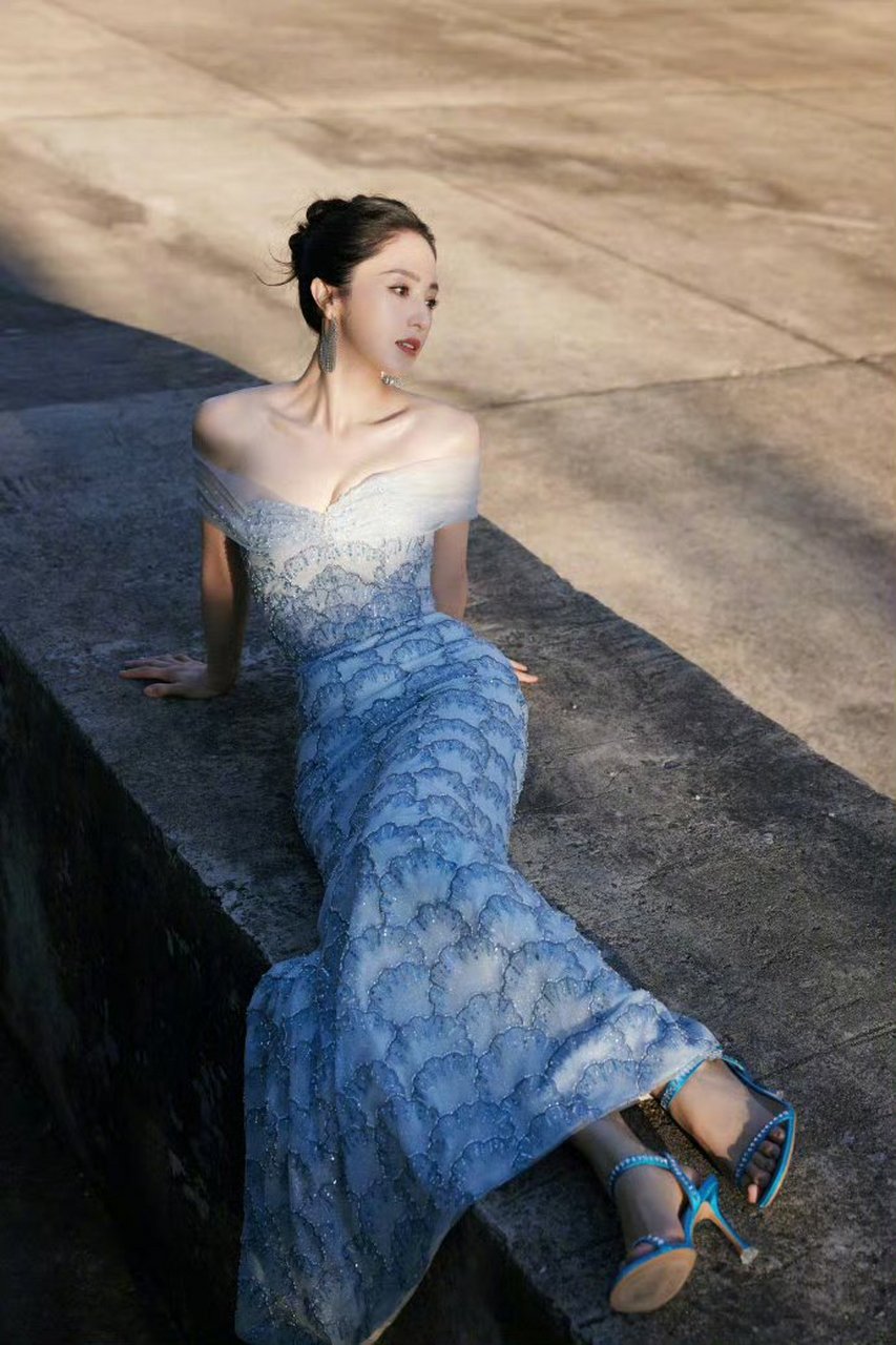 老徐娘董璇风采依旧,身材没有半点的塌陷看上去更加饱满有弹性了,风韵