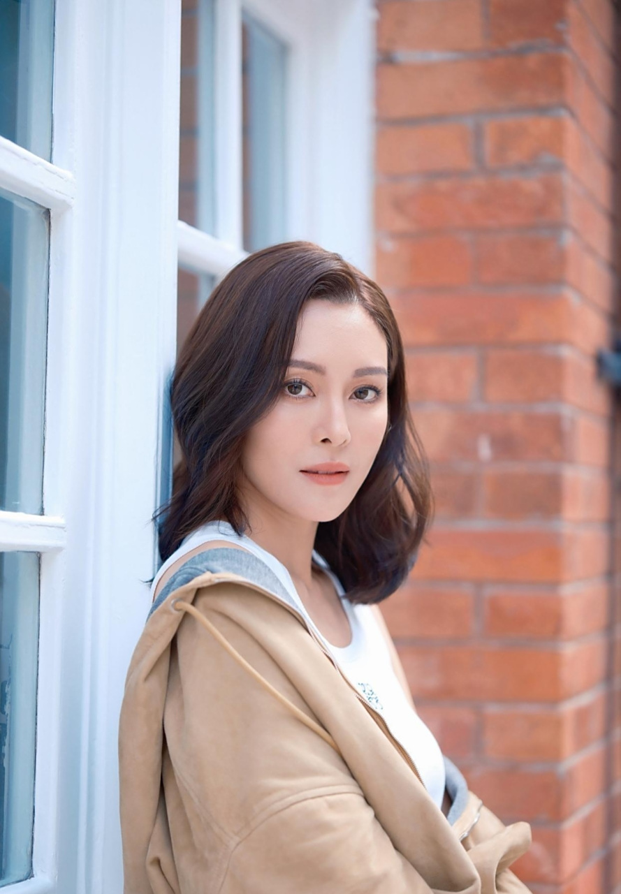 张曦雯,知性美女,丰满酥胸搭配雪白大长腿,完美,身材这么好的大美女真