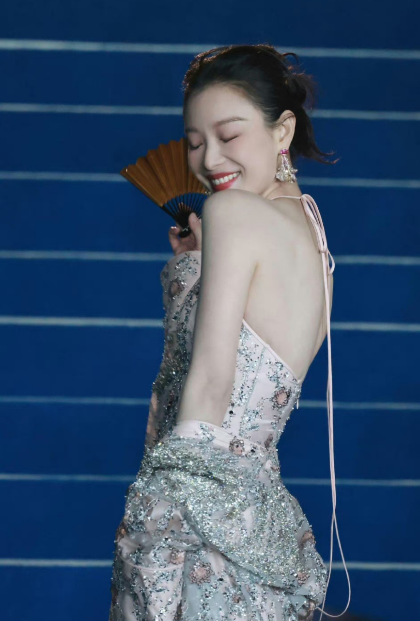 内地性感女明星倪妮太能干了,居然将睡衣直接穿去参加活动,这么大尺度