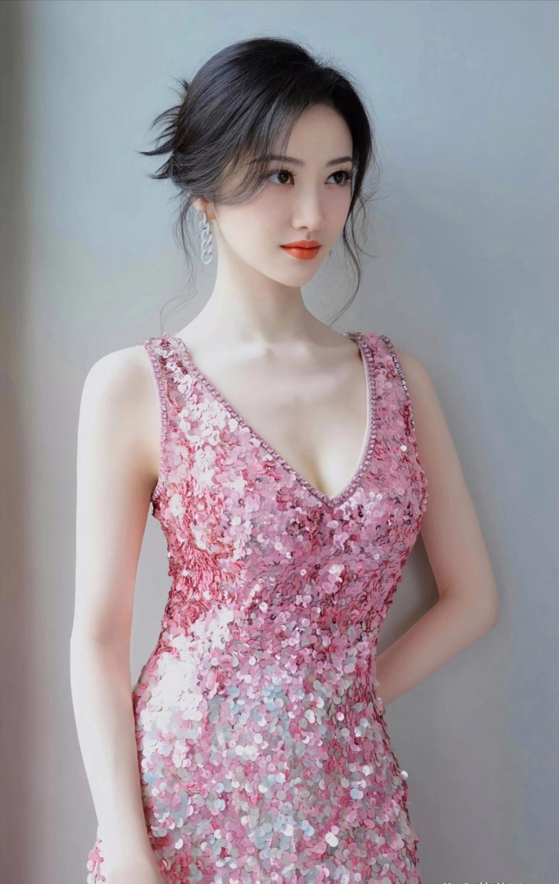 景甜,低胸包臀裙真的好漂亮,真的会上瘾啊[色][色][色][色]雪白酥胸半