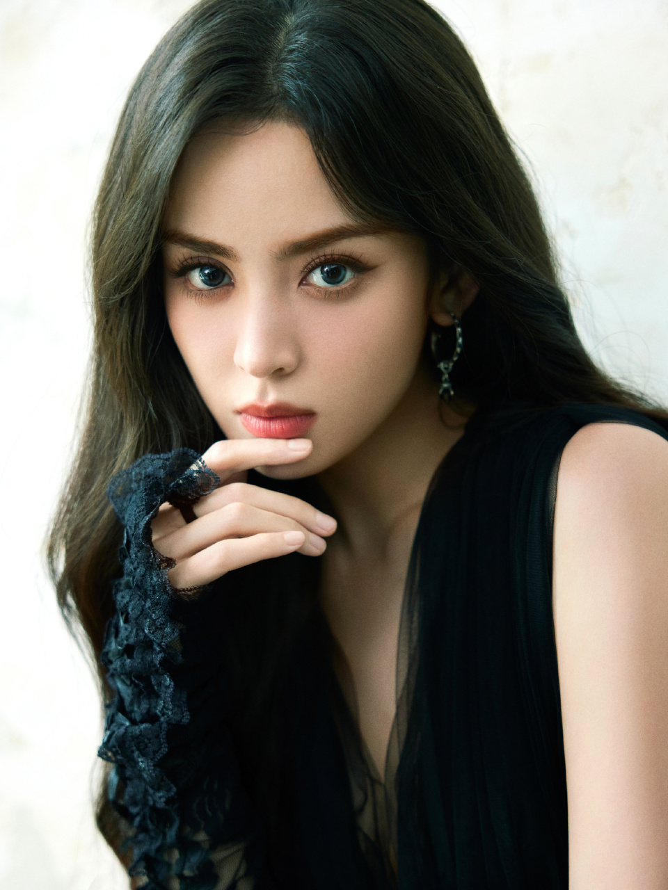 古力娜扎黑色包臀裙大秀性感身材,雪白肌肤水嫩丝滑,樱桃小嘴红唇魅惑