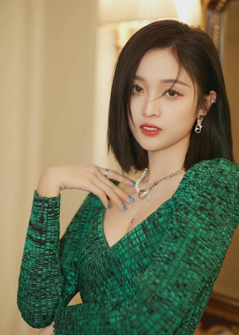 吴宣仪,穿墨绿色低胸裙,秀雪白丰满事业线,真的太棒了[色][色][色]除