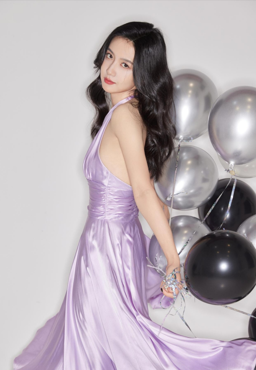 许龄月,年轻漂亮,身材妖娆,真是一个让人着魔的小姐姐[色][色][色][色