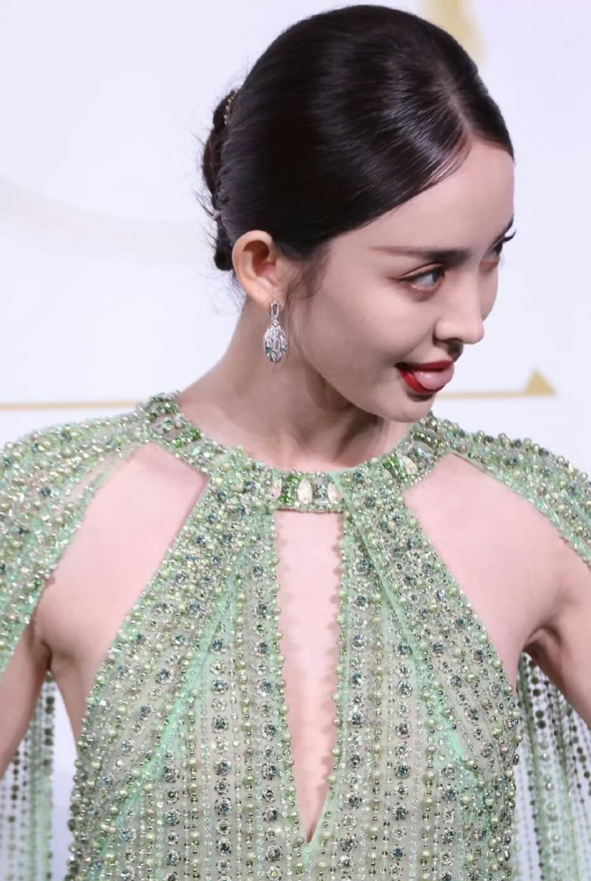 古力娜扎透视裙很漂亮[期待][期待][期待] 吐舌04这个pose看得出她