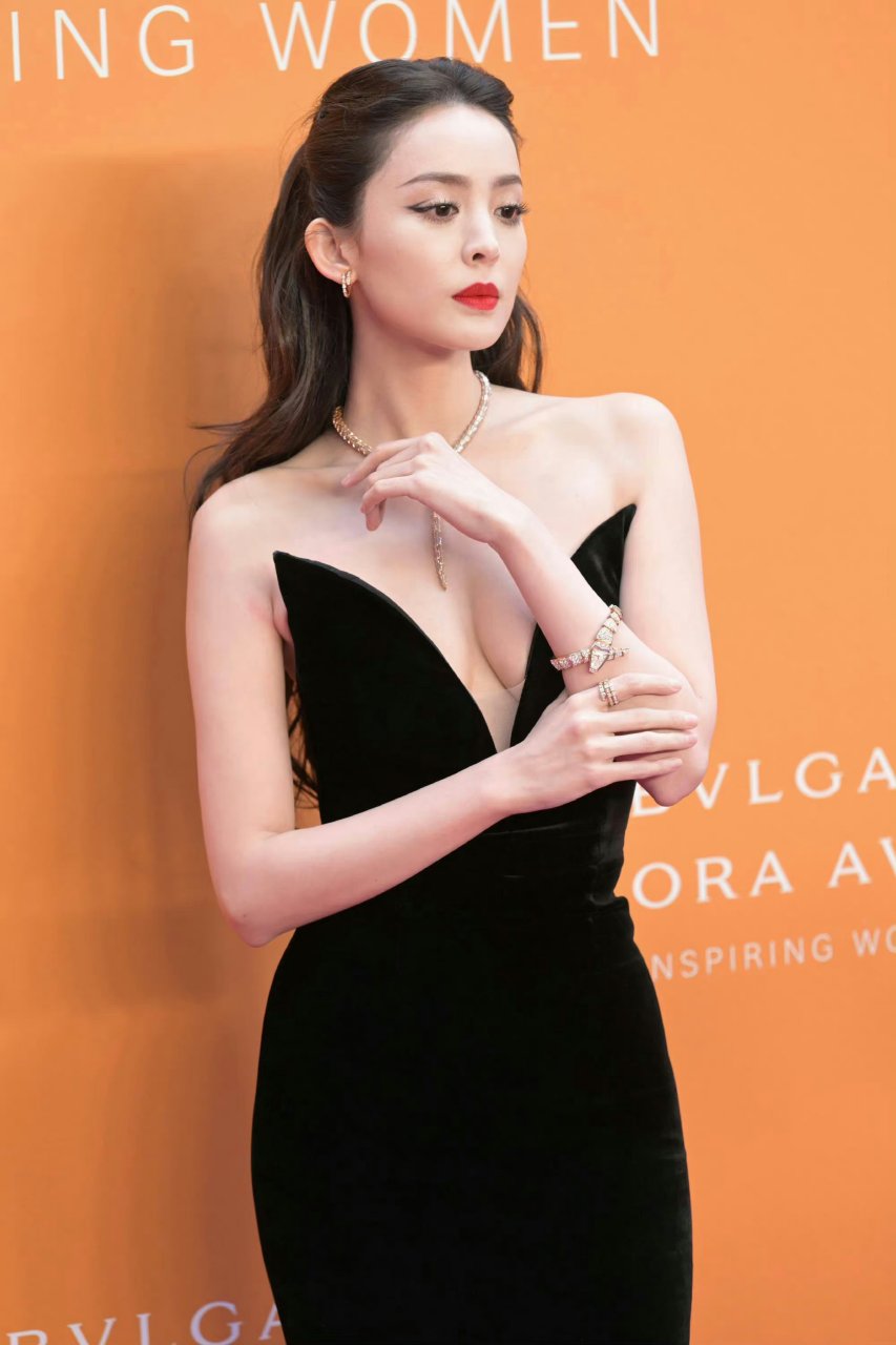 新疆第一美女古力娜扎穿低胸裙春色满园关不住,性感无比,撩人十足,看