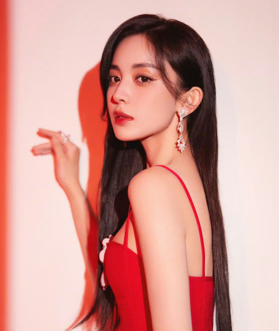 古力娜扎穿红色低胸吊带裙大秀性感身材,美爆了[色][色][色][色] 事业