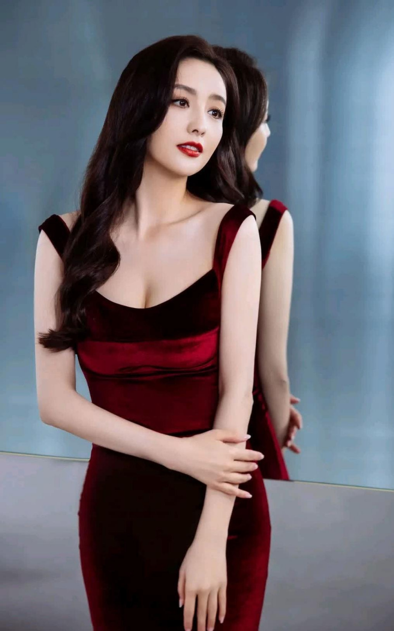 "97佟丽娅身穿火红低胸裙,魅力四溢!