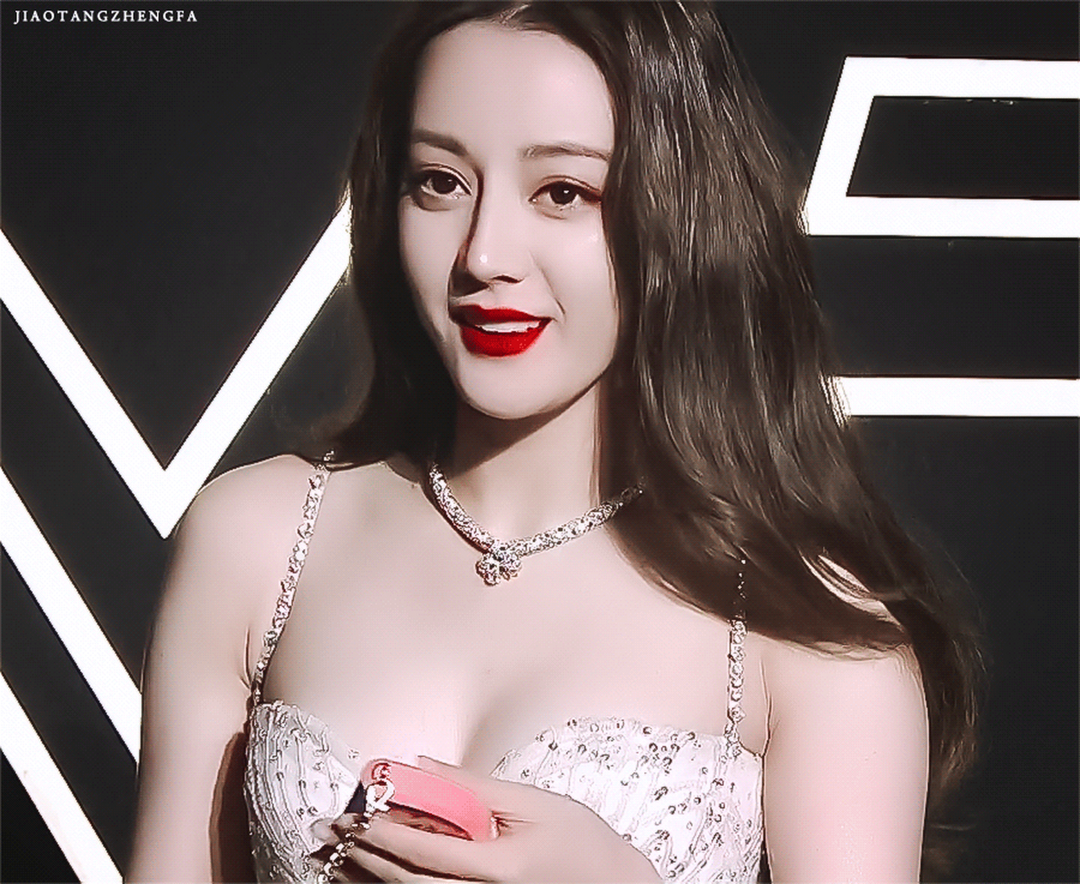 女星迪丽热巴低胸长裙大秀雪白丰满事业线,性感,撩人,妩媚,让人眼睛都