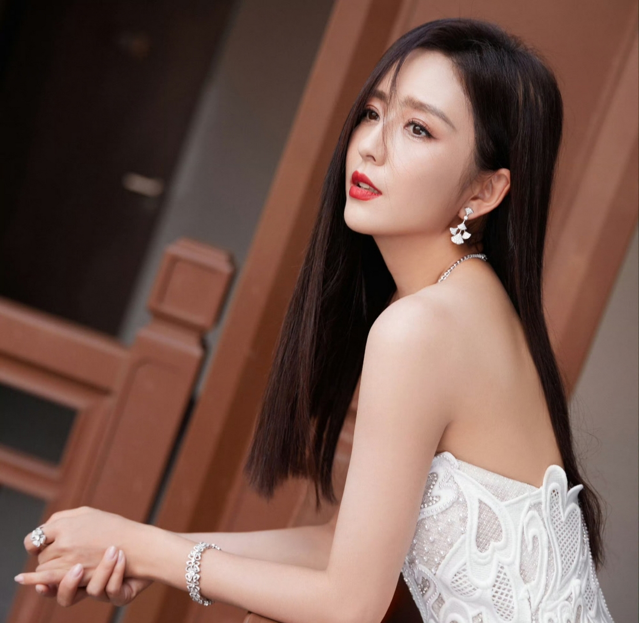 佟丽娅身穿蕾丝低胸群大秀香肩和火辣身材,太秀了[赞同][赞同][赞琞]