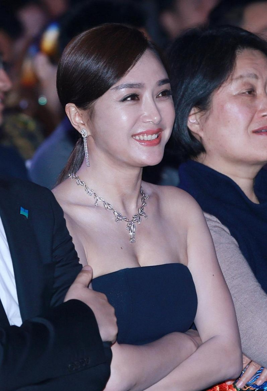 秦岚,抹胸裙秀丰满身材,杀疯了[色][色][色][色]