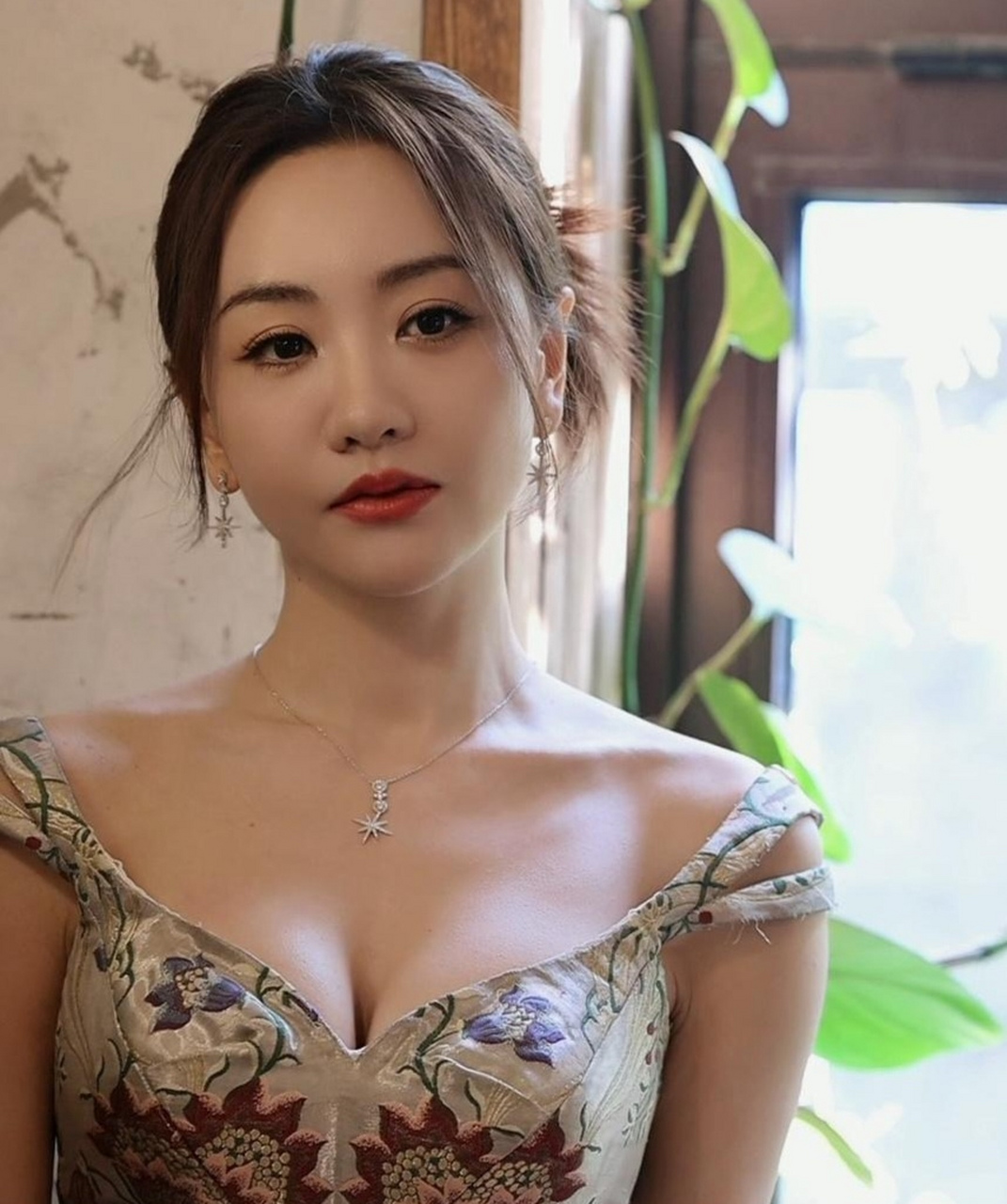 杨蓉,酥胸半露的样子真的好性感,看多了真的会上瘾[色][色][色][色]